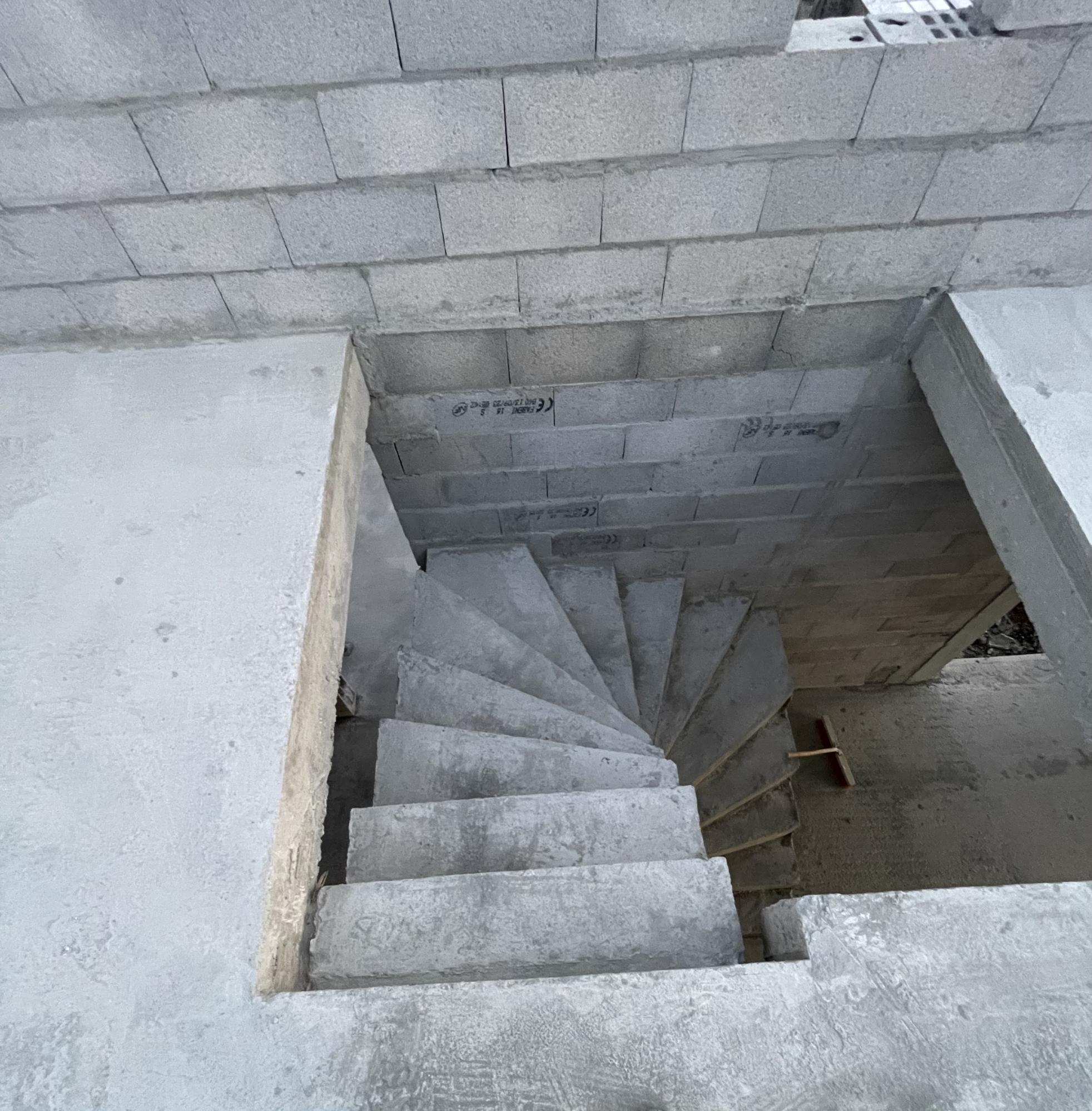 Ma�onnerie hy�res - fondation des escaliers